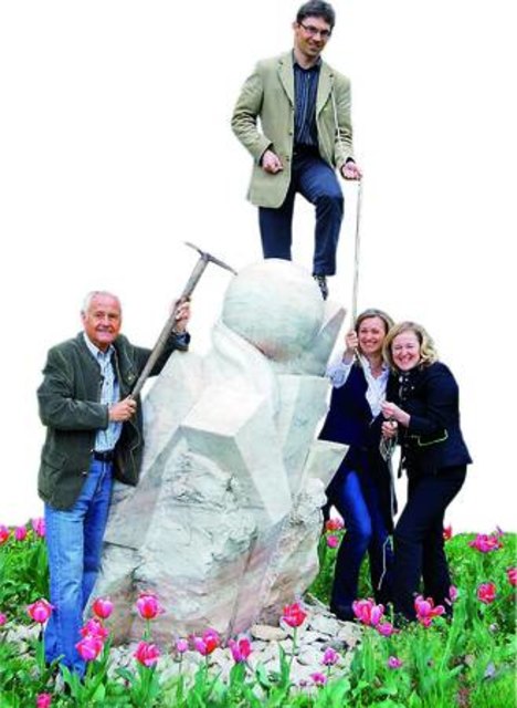 Karl Detschmann, Brigitte Mair und Claudia Flatscher wollen den neuen Hochsteiermark-Obmann Hannes Nothnagl nicht vom Felsen stürzen, vielmehr stützen sie mit Seil und Pickel die Seilschaft. HACKL
