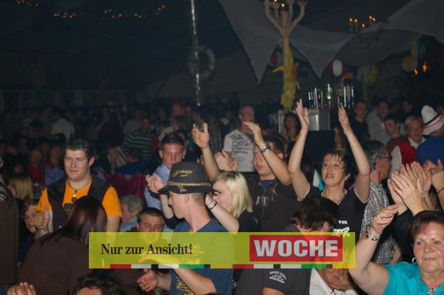 Am Sonntag folgte der große Abschluss des Zeltfestes in Mürzhofen, die Obersteirer, die Edlseer und die Stoakogler sorgen für ein bis auf den letzten Platz gefülltes Festzelt. Fotos: M. Ropatsch