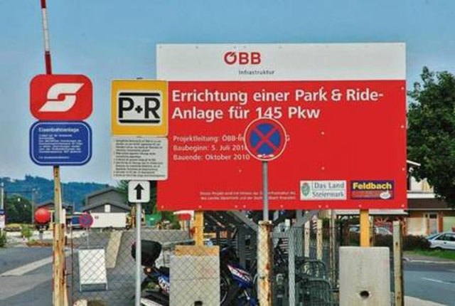 Dem Parkplatzmangel wird mit sofortiger Wirkung Abhilfe geschaffen. Im Oktober will man mit dem Bau fertig sein. Foto: WOCHE