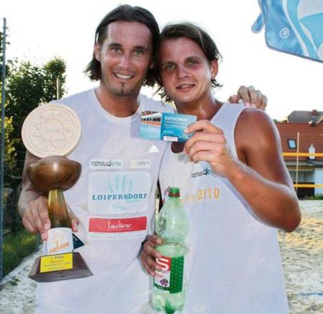 Das strahlende Siegerpaar Gerhard Zuber und Nikolaus Hofmann-Wellenhof. Organisiert wurde das Turnier vom Ex-Gnaser Kicker Armin Pichler. Foto: A. Pichler