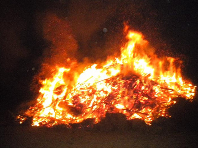 Die Blumentaler Teufl bauten bei der Buschenschank Zöscher in Allerheiligen ein Riesenosterfeuer auf. Rund um die Flammen wurde bis in die frühen Morgenstunden gefeiert. Fotos: Sabrina Breitler