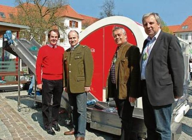 Landesrat Johann Seitnger (2.v.l.) und Bürgermeister Werner Gutzwar (r.) vor einer Müllsortieranlage, die den Plastikmüll richtig sortiert und trennt.