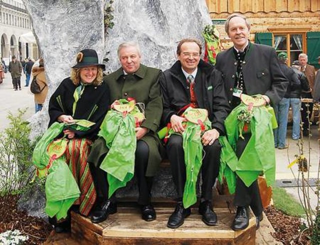 Claudia Flatscher (links) und Michael Leypold (rechts) verteilten Jausenrucksäcke und Regenschutz an Hermann Schützenhöfer und Georg Bliem. HACKL