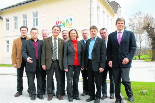 Landesrätin Bettina Vollath (Mitte) steht einer Krankenpflegeschule in Vorau positiv gegenüber
