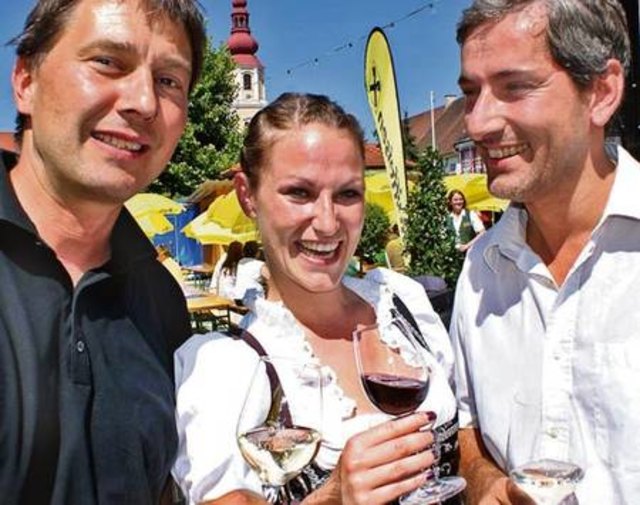 Der Fehringer Bürgermeister Johann Winkelmaier begrüßte mit einer feschen Fehringerin und einem Glas Wein den Amtskollegen Andreas Daner aus Patsch.