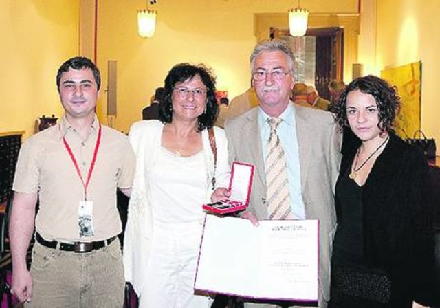Bundesrat Günther Kaltenbacher mit seiner Familie. 	

Foto: KK