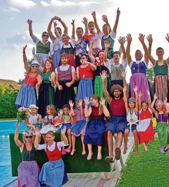 Ob jedem das Dirndl samt Perücke stand, sei dahingestellt! Alle waren mit einer großen Portion Einfallsreichtum und jeder Menge Spaß ausgestattet. Fotos: Franz Hatzl