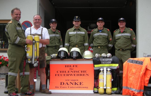 Kurt Schober (FF Flattach-Fragant) übergab an Sepp Schilcher schon einen Pressluftatmer. Mit dabei Franz Sepperer, Thomas Oberrainer, Johannes Zwischenberger und Josef Kerschbaumer (von links)