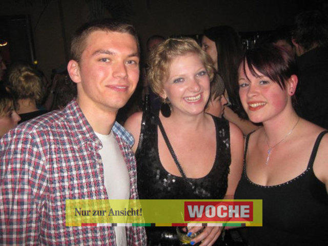 Egal, ob man sie mag oder nicht - zur Musik der 90er Jahre wird einmal im Monat ordentlich abgetanzt. So ließ auch diesmal das Partyvolk nicht lange auf sich warten, als die Postgarage wieder zu den "Worst of the 90s" lud. -NH-
