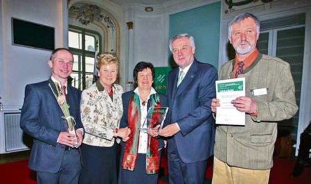 Preisträgerin Reingard Meier mit Hermann Schützenhöfer, Walburga Beutl, Gerald Gölles und Camillo Hörner.
