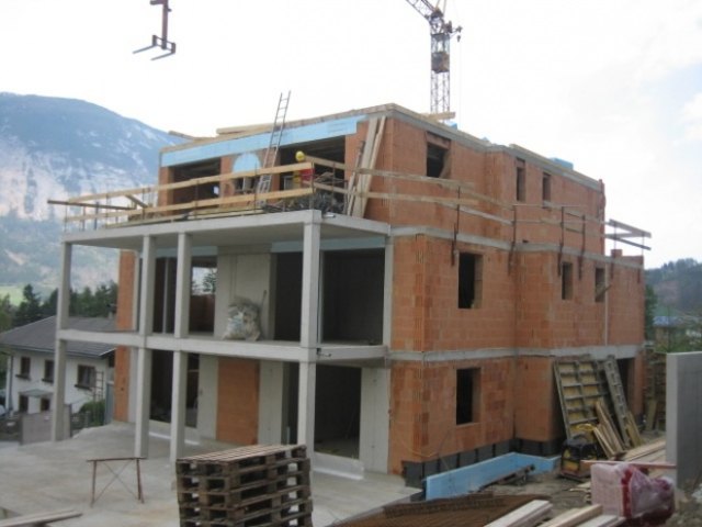 Das neue Wohnhaus wurde bei der Firstfeier ordentlich gefeiert. | Foto: IWO-BAU GMBH