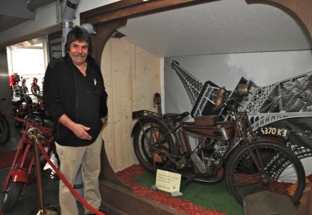 Ferdinand Holzmann ist stolz auf das Motorradmuseum im 1. Stock beim Motorbär, Besucher kommen sogar aus Italien. | Foto: Hintner