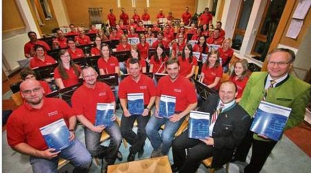 Der Musikverein mit den Obleuten des Vulkanlandes. Ideenbringer von Terra Vulcania war Ernst Schwarz.