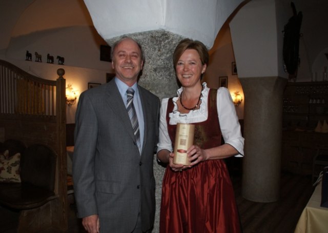 Klaus Lackner gratulierte Hausherrin Maria Brunner