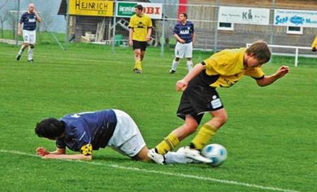 Auch im Zweikampf erwiesen sich die Spieler des DUSV Loipersdorf (gelbe Dressen) als die stärkeren und setzen sich gegen Auersbach durch.