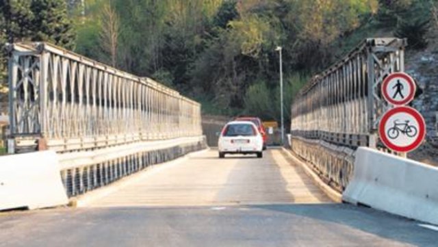 Die Ersatzbrücke über die Mur ist seit Montag befahrbar. Der Schwerverkehr ab 7,5 Tonnen muss bereits über diese Brücke ausweichen. HACKL