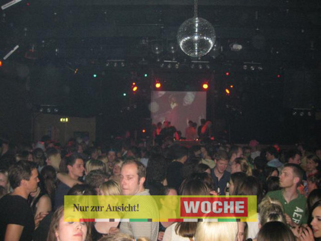 Egal, ob man sie mag oder nicht - zur Musik der 90er Jahre wird einmal im Monat ordentlich abgetanzt. So ließ auch diesmal das Partyvolk nicht lange auf sich warten, als die Postgarage wieder zu den "Worst of the 90s" lud. -NH-