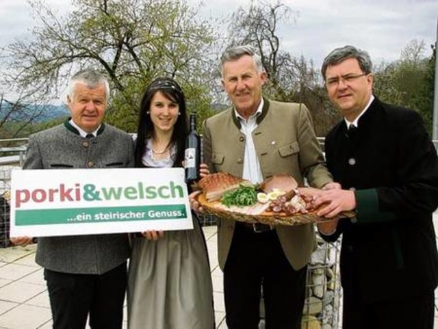 Kräftige Jause beim WOCHE Wein Grand Prix: Anton Gumpl, Weinhoheit Katharina, Josef Kowald und Helmut Prattes (WOCHE Südweststeiermark)