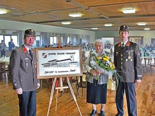Die Kommandanten der Freiwilligen Feuerwehr Ratschendorf Andreas Haas und Manfred Haas gratulierten Christine Kohlroser zum Geburtstag.