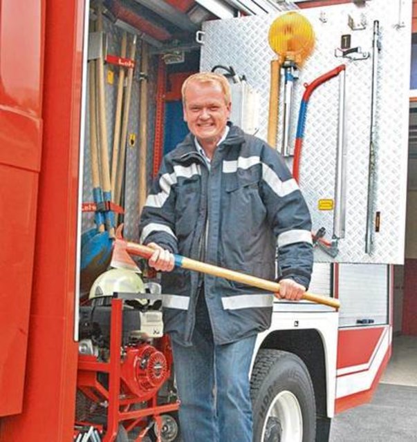Harald Fuchs zeigt sich gerne in Uniform. Der Polizist gibt auch bei den Trautmannsdorfer Florianis als Hauptfeuerwehrmann eine gute Figur ab.