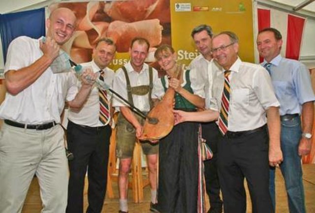 Eröffnungsakt: Schinkenbrennen im Festzelt. Dank WOCHE-Kooperation war das fünfte Schinkenfest ein Erfolg.