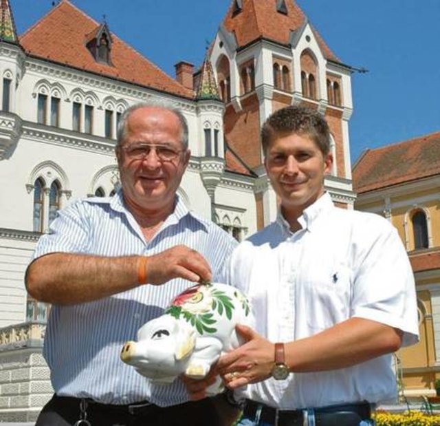 Damit den einkommensschwachen Steirern mehr im Sparschwein bleibt, planen Werner Wolf und Mario Fößl (v.l.) einen Sozialmarkt in Feldbach. Foto: WOCHE