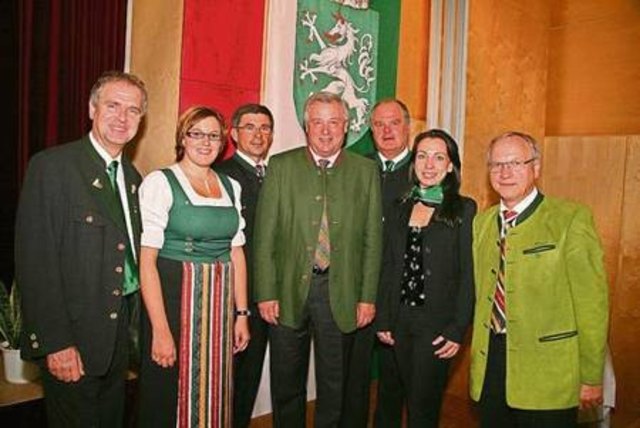 Die Feldbacher íVP-Spitzenkandidaten Ober, Neuhold, Hartinger, Fartek, Rauch und Stangl (v.r.) mit Landeshauptmann-Stellvertreter Schützenhöfer. Foto: KK