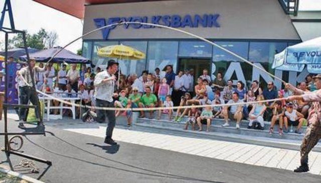 Straßenkunst mit dem Theater Irrwisch. Trotz Badewetters kamen Hunderte Interessierte zur Eröffnung der Volksbank-Filiale in Bad Gleichenberg. Foto:  WOCHE