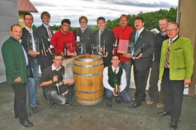 Regionale Winzer (auf dem Foto die Landessieger 2010) sind unverzichtbarer Teil der Fest- und Vereinskultur der Region.