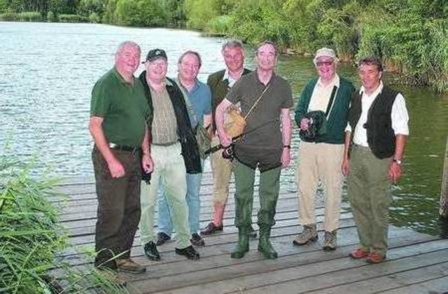 Dr. Christoph Leitl (5. von links, Präsident der Wirtschaftskammer Österreich, mit seinem Bruder (3. von links) und Freunden beim Fischen in Unzmarkt.  Foto: Pfister