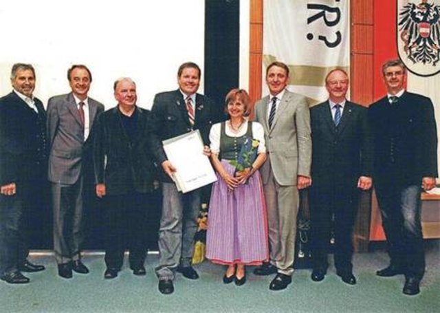 Theresia und Josef Scherr aus Frannach erhielten zum Jubiläum eine Auszeichnung der Tischler-Innung der Wirtschaftskammer Steiermark.    Foto: KK