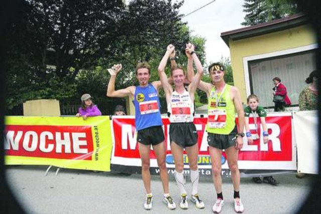 Das Siegertrio bei den Herren. V. l.: Jürgen Kropf (Rang zwei), Sieger Andreas Ringhofer und Manfred Heit (Rang drei).     Foto Meyer