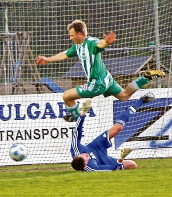 Akrobatische Einlage von Daniel Koller beim 1:0 in der 9. Minute.