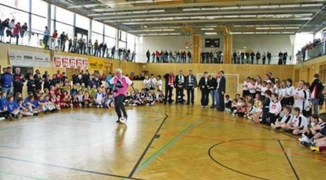 Die Ministranten feuerten ihre Ehrengäste an, ehe sie selbst bei den Finalspielen punkteten.