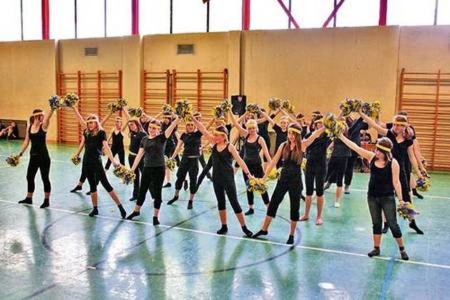 Die Mädchen aus den zweiten Klassen zeigten bei der großen Jubiläumsturnshow zwei schwungvolle Tänze mit perfekt einstudierter Choreografie.