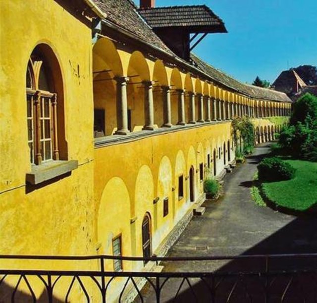 Ein aktueller Einblick in den Arkadengang der Burg, die nach den Wünschen des neuen Burgherrn adaptiert und für den Eigenwohnbedarf optimiert wird. Foto: KK