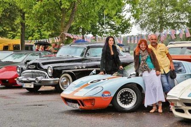 Die Tirolerinnen Marlene und Monika kamen extra zum Treffen nach Gosdorf angereist und bestaunten mit Gerhard Simmerl den Ford GT 40. Foto: WOCHE