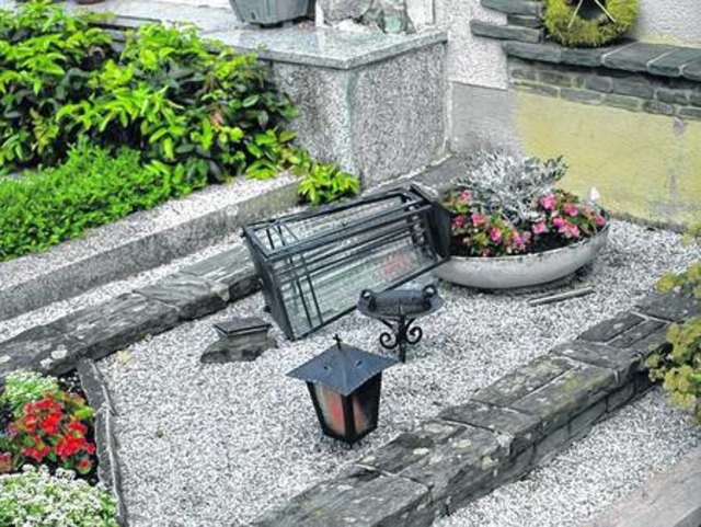 Eine kaputte Grablaterne. Zwei Burschen wollten ?die Lichter auslöschen? und beschädigten rund 80 Gräber auf dem Admonter Friedhof.