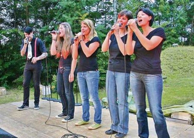 Als Vorgruppe waren ?WirVier? auf der Bühne. Einhelliges Echo des Publikums: Weitermachen! Die Gruppen ?Get Souled? und ?SeiOttavi? folgten. Foto: WOCHE