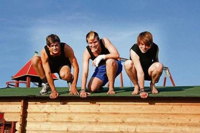 Kevin, Markus und Philip springen über ihren eigenen Schatten. Fotos: WOCHE