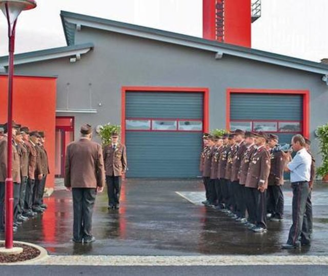 Die Wehren um die Freiwillige Feuerwehr Schwarzau marschierten vor dem Neo- Rüsthaus auf. Das anfangs schlechte Wetter trübte die Stimmung nicht. Fotos: KK