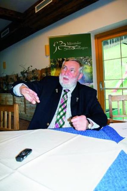 Franz Fischler gestenreich im Gespräch mit der WOCHE