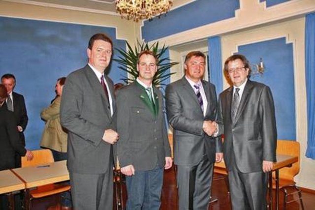 Bezirkshauptmann Wilhelm Plauder gratulierte Gerhard Meixner, Franz Pranger und Johann Baumgartner (v.r.) zu ihrer klaren Wahl