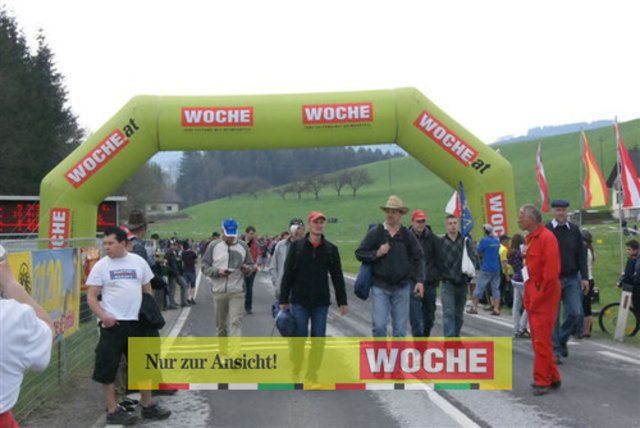 30.000 Motorsportfans erlebten beim 38. Rechbergrennen wie der Italiener Simone Faggioli mit 1:55,690 einen neuen Streckenrekord aufstellte. Fotos: Tom Dormann