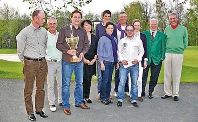 Golfclub-Präsident Hans-Jörg Slavnitsch (2.v.r.) mit den Preisgewinnern seines Turniers. Bildmitte: Die Bruttosieger Stefan Hochleitner und Claudia Loos.