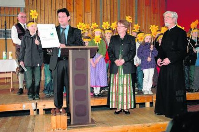 Mag. Ernst Sandriesser (l.) überreichte das EMAS Zertifikat an Maria Knöbl und Pfarrer Mag. Wolfgang Fank