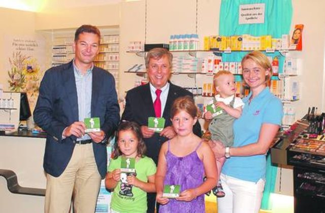 WB-Stadtgruppenobmann Ing. Bernd Hammer und Organisationsreferent Mag. Peter Scheriau mit der Judenburger Landschafts-Apothekerin Mag. Valerie Odelga und Kindern bei der Präsentation dieser Wirtschaftsbund-Aktion für mehr Sicherheit.

Foto: Pfister