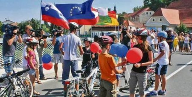 Kinder aus ísterreich und Slowenien eröffneten die Murbrücke und tauschten symbolisch Luftballons aus. Fotos: WOCHE