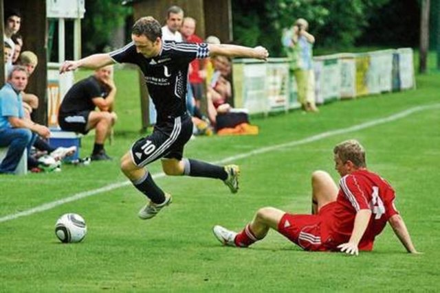 Marcel Gider (l.) fehlte bei seinen Vorstößen in Hälfte eins das Schussglück. Nach der Halbzeit sorgte er aber für die Entscheidung im Derby. Foto: WOCHE