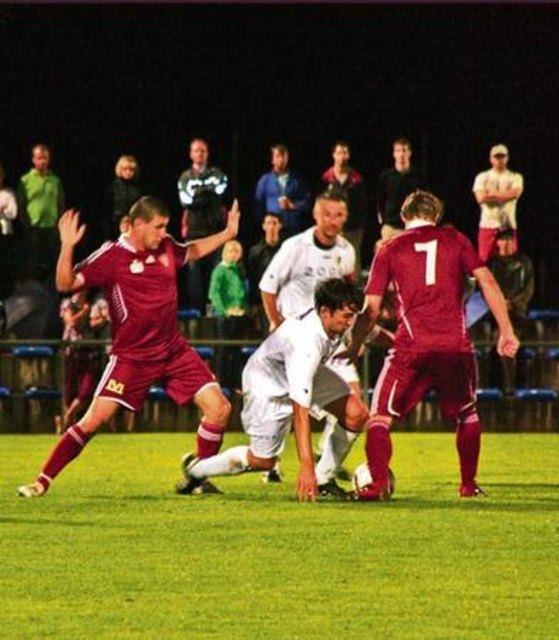 Stefan Wenter und Co. wurden von den Bad Gleichenbergern zwar in die Zange genommen, dennoch blieb das Spiel ohne Torausbeute. Foto: WOCHE